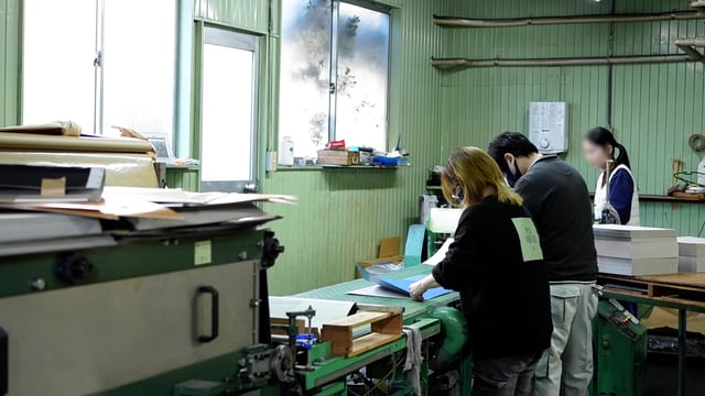 貼り合せ加工をしているところ